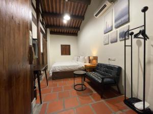 Postel nebo postele na pokoji v ubytování 金門古寧歇心苑官宅古厝民宿 Guning Xiexinyuan Historical Inn