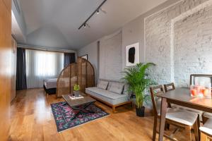 ein Wohnzimmer mit einem Sofa und einem Tisch in der Unterkunft Mayer Loft Suites in Istanbul