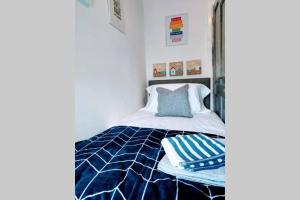 Llit o llits en una habitació de Former Quarryman’s 3-bed house 5 min to Zip World