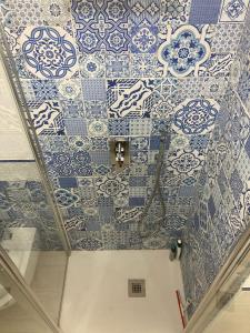 a bathroom with blue and white tiles on the ceiling at Casa Martulè (vista mare) - Marina Piccola, Capri in Capri