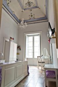ein Bad mit einer Decke, einem Spiegel und einem Waschbecken in der Unterkunft Affittacamere Museo in Taranto