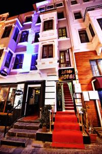 un edificio con un tappeto rosso di fronte di Letter Hotel a Istanbul