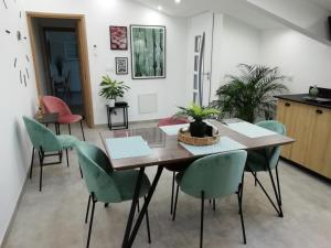 Kuchyň nebo kuchyňský kout v ubytování Appartement au dessus de la maison du Saunier
