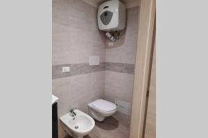 A bathroom at Chez Lulù