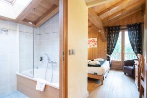 ein Badezimmer mit einer Badewanne und ein Schlafzimmer mit einem Bett in der Unterkunft La Ferme Du Lac in Thyez + 79 Fotos