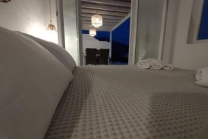 Postel nebo postele na pokoji v ubytování Eolia luxury suites Andros