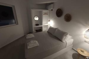 Postel nebo postele na pokoji v ubytování Eolia luxury suites Andros