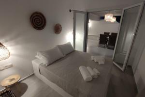 Postel nebo postele na pokoji v ubytování Eolia luxury suites Andros