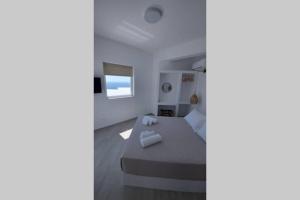 Postel nebo postele na pokoji v ubytování Eolia luxury suites Andros