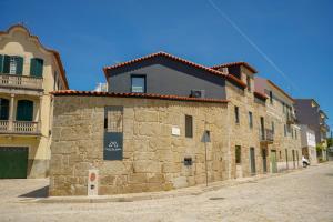 a stone building on the side of a street at Casa da Mela in Gouveia