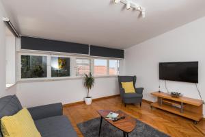 Televízia a/alebo spoločenská miestnosť v ubytovaní Romance Apartments Dubrovnik