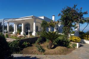 uma casa branca com um jardim em frente em Hotel Bellavista em Anacapri