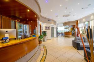 Ο χώρος του λόμπι ή της ρεσεψιόν στο Hotel Mocambo Riccione CENTRALISSIMO AL MARE
