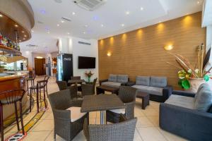 里喬內的住宿－摩卡博酒店，一间带沙发和桌子的餐厅和一间酒吧