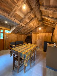 una sala da pranzo con tavolo e sedie di grenier barrel a Valgrisenche