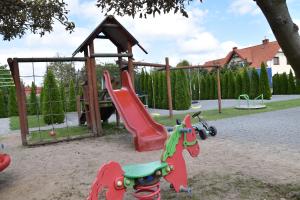 einen Park mit Spielplatz mit Rutsche in der Unterkunft Gdanziger Dom in Danzig