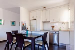 een keuken met een tafel en stoelen in een kamer bij Alisios 312 in La Manga del Mar Menor