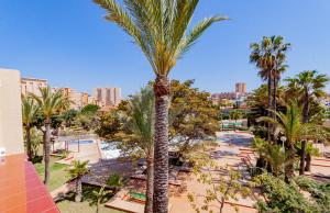 een uitzicht op een resort met palmbomen en een zwembad bij Alisios 312 in La Manga del Mar Menor