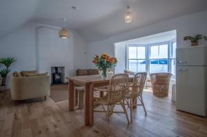 Køkken eller tekøkken på Brook Cottage - 7 Bedroom Cottage - Dale