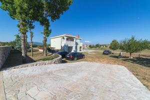 eine Auffahrt mit einem Haus im Hintergrund in der Unterkunft Villa Green Oasis in Lovreć