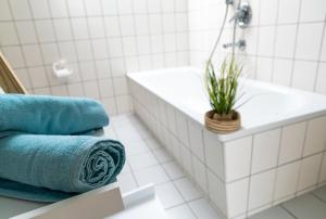 y baño con bañera y toallas. en Blue Chili 99 - Großzügiges Loft WLAN Boxspringbett bis 4 Pers, en Leipzig