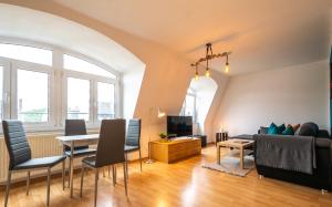 una sala de estar con un sofá y una mesa en Blue Chili 99 - Großzügiges Loft WLAN Boxspringbett bis 4 Pers, en Leipzig