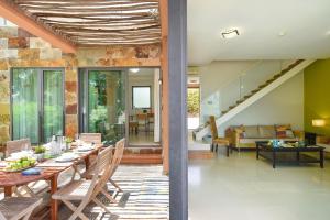 Pokój ze stołem i krzesłami oraz salonem w obiekcie GreenSide 40 by VillaGranCanaria w mieście Maspalomas