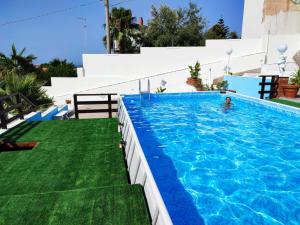 בריכת השחייה שנמצאת ב-Al Meriggio Apartments או באזור