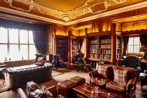 sala de estar con sofá y mesa de billar en Dalhousie Castle Hotel, en Bonnyrigg