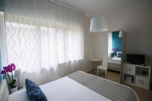 ナポリにあるBernini 20のベッドルーム(白いベッド1台、鏡付)