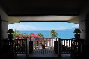 una vista sull'oceano da un balcone della casa di Hotel Auberge de la Vieille Tour a Le Gosier