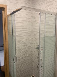 una ducha con mampara de cristal en un baño en La fuentenita, en Santa Cruz de Paniagua 10 fotos más