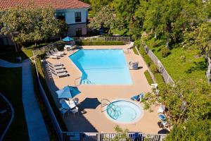 - une vue sur la piscine bordée de chaises et de parasols dans l'établissement Best Western Valencia/Six Flags Inn & Suites, à Santa Clarita