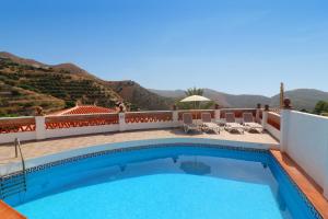 una piscina con vista sulle montagne di Villa el Barco Spainsunrentals 1200 a Nerja