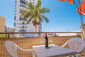 Zdjęcie z galerii obiektu Tantulia Crissol 126 Apto 1habitacion tenerife w Aronie