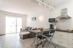 Zdjęcie z galerii obiektu Tantulia Crissol 126 Apto 1habitacion tenerife w Aronie