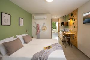 Postel nebo postele na pokoji v ubytování Keshet Yehonatan Country Lodging