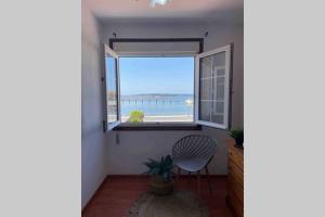 Pokój z oknem z widokiem na ocean w obiekcie apartamento plaza del parque w mieście Villanueva de Arosa