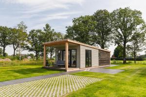 eine kleine Hütte in der Mitte eines Gartens in der Unterkunft Buitenplaats Holten in Rijssen