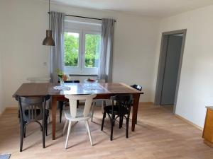 uma sala de jantar com uma mesa de madeira e cadeiras em WOHNUNG ERDGESCHOSS mit 3 Schlafzimmer in ruhiger Gegend em Mäder