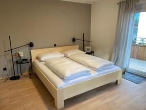 um quarto com uma cama com duas almofadas em WOHNUNG ERDGESCHOSS mit 3 Schlafzimmer in ruhiger Gegend em Mäder