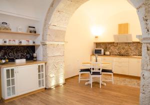 Kuchyň nebo kuchyňský kout v ubytování ARTEMIDE "Arco Antico" B&B SUITE SPA