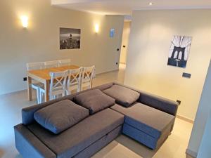 ein Wohnzimmer mit einem Sofa und einem Tisch in der Unterkunft Apartamentos Llorts Ordino 3000 in Llorts