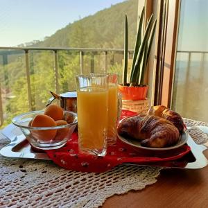 taca z talerzem jedzenia i szklanką soku pomarańczowego w obiekcie B&B Brunamonti w mieście Arcevia