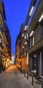 una calle vacía en una ciudad por la noche en Pillow urban stay, en Tesalónica