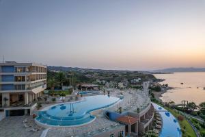 widok z powietrza na ośrodek z basenem w obiekcie Leptos Panorama Hotel w mieście Kalamaki