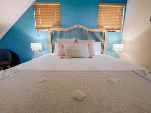 
A bed or beds in a room at Villa 5 Whitesands
