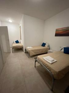 a room with two beds in a room at Central Modern Apartment in Il-Gżira