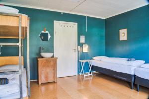 Letto o letti in una camera di Hafaldan HI hostel, old hospital building