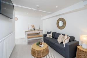 sala de estar con sofá y mesa en Russell Sq Suite - 2 Bed Apartment, en Londres